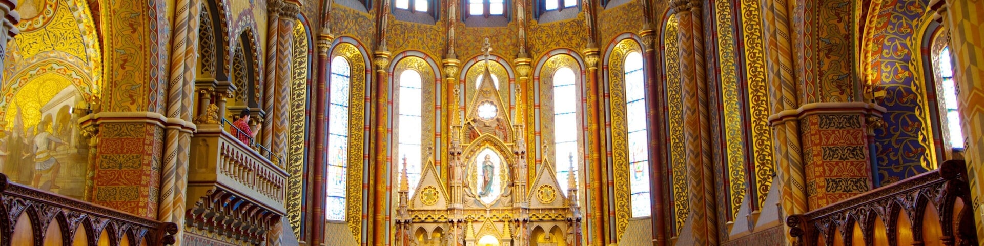 Iglesia Matthias ofreciendo elementos religiosos, una iglesia o catedral y vistas interiores