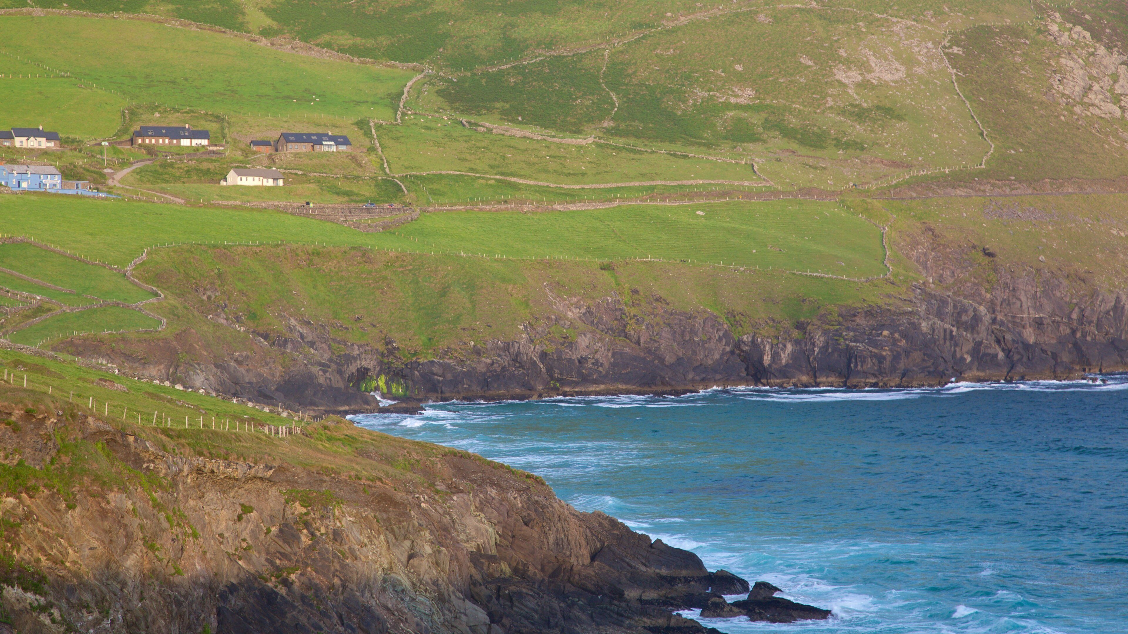 Dunmore Head fasiliteter samt stenete kystlinje, kyst og rolig landskap