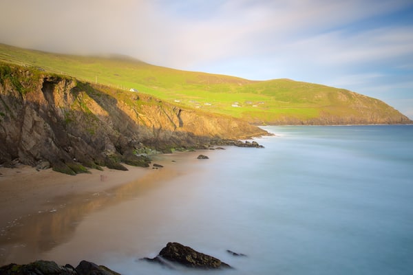 Dunmore Head welches beinhaltet allgemeine Küstenansicht, Sandstrand und Felsküste