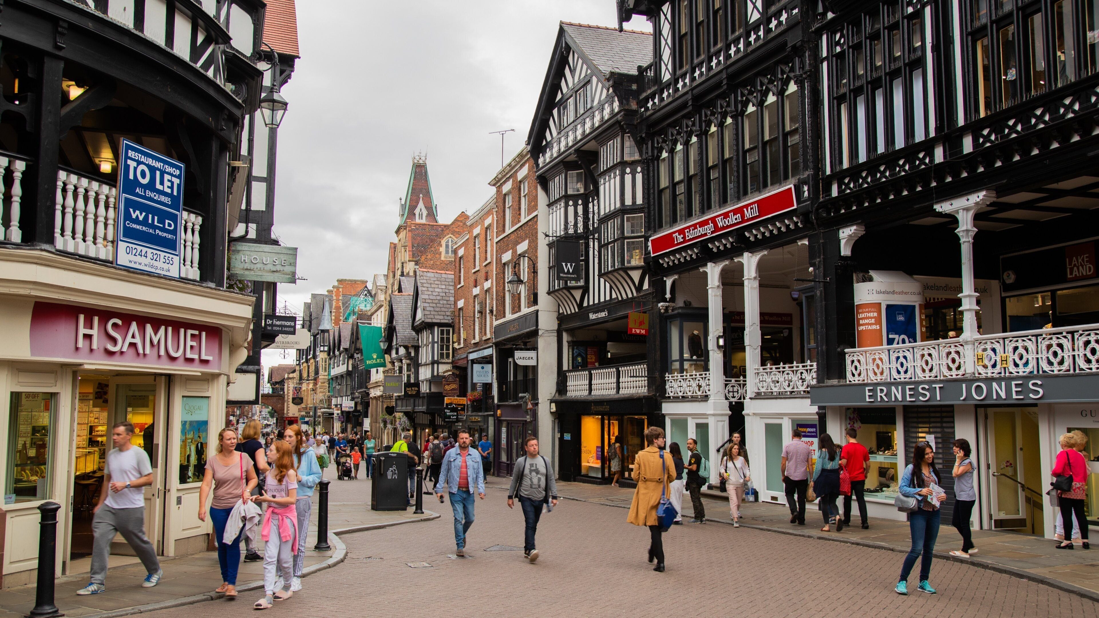 The Rows of Chester showing street scenes