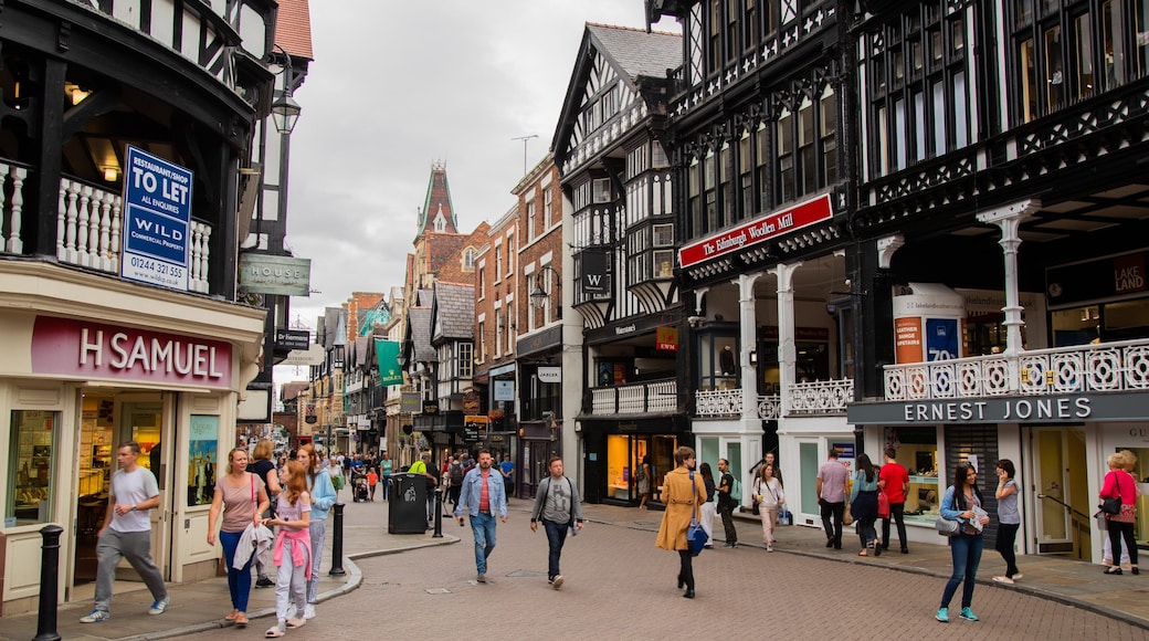 The Rows of Chester showing street scenes