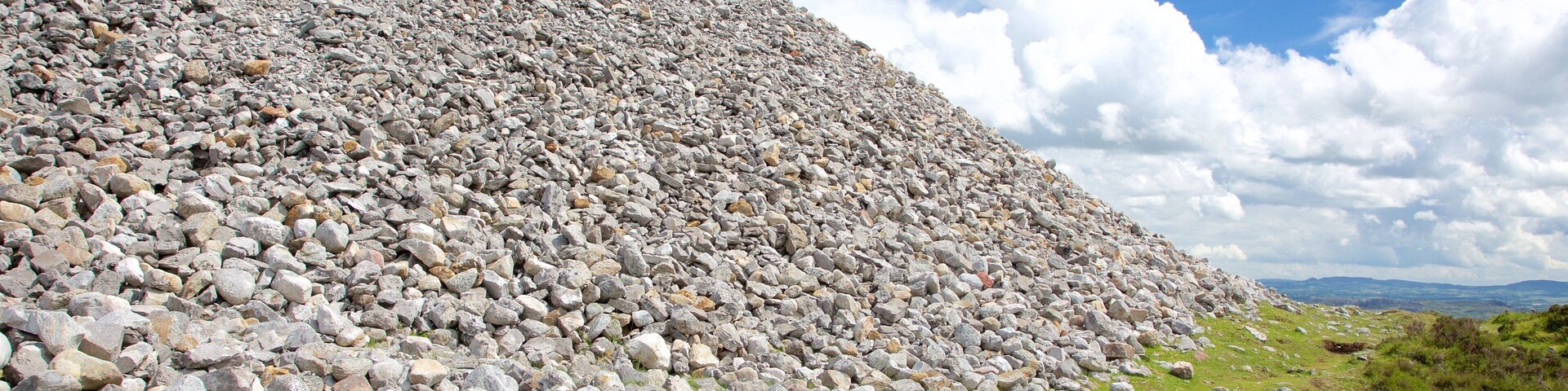 Knocknarea mostrando montañas y elementos patrimoniales