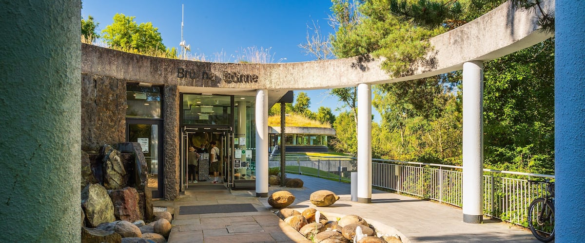 Bru na Boinne Visitor Centre featuring a park