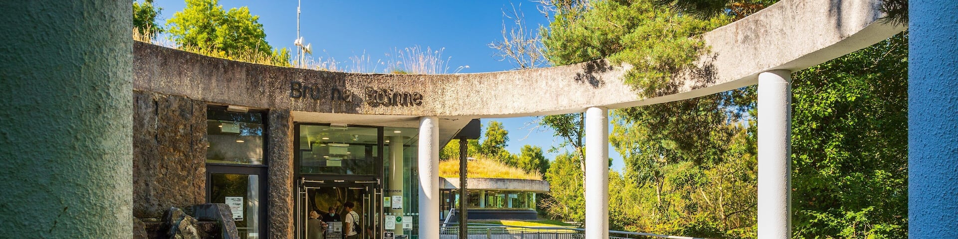 Bru na Boinne Visitor Centre featuring a park