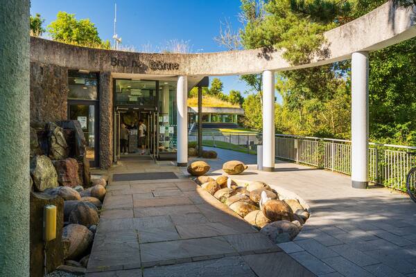 Bru na Boinne Visitor Centre featuring a park