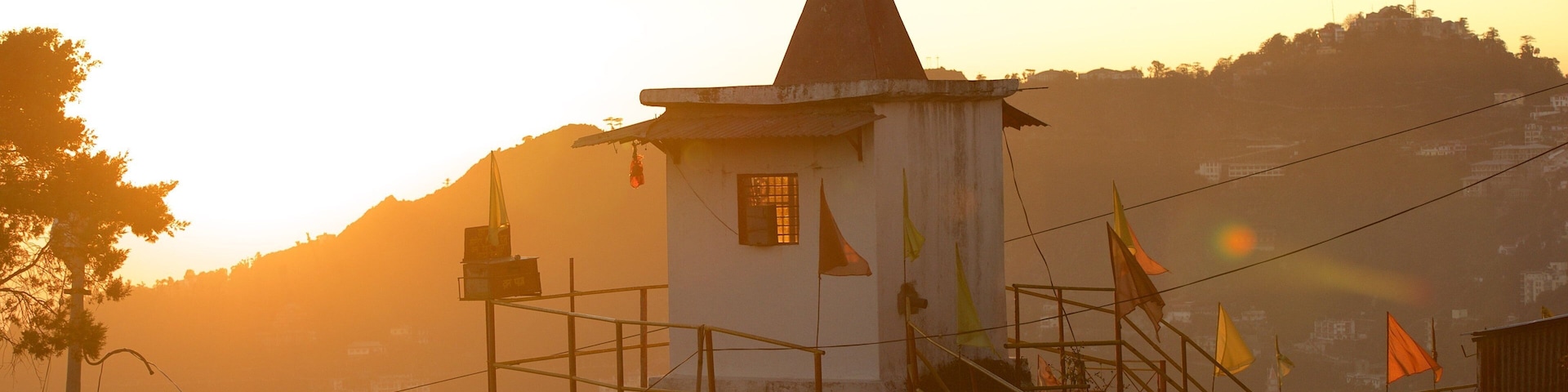 Gun Hill que incluye un atardecer