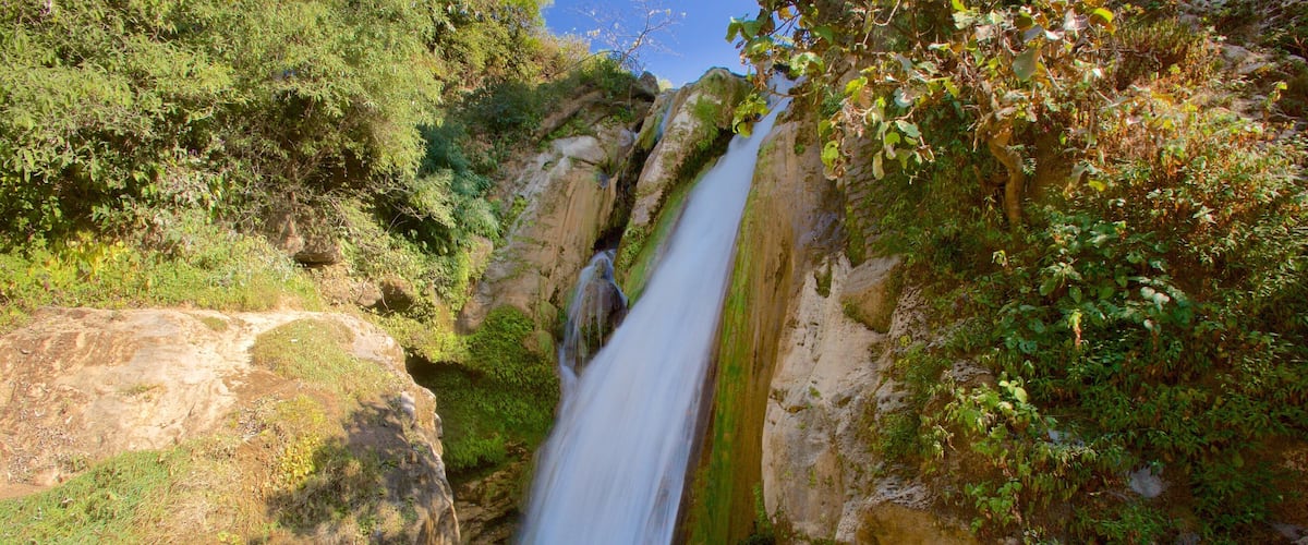 Bhata Wasserfall das einen ruhige Szenerie und Kaskade