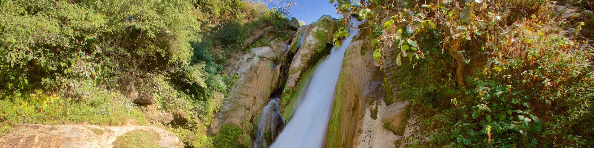 Cataratas de Bhata ofreciendo escenas tranquilas y una catarata