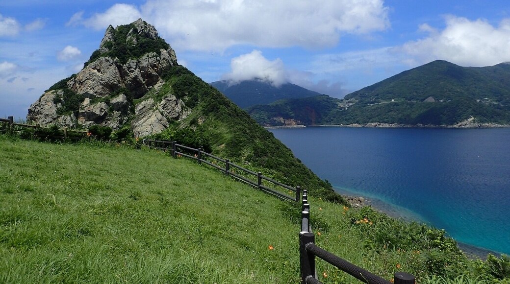 æ°äžäșćł¶çșç¶Čäžé·ă»çąć
çźïŒçąć
ćŽïŒăăæœæ čç«ć±±è”€ćČłïŒăăă ăïŒæćŽăæăă蔀è¶ăăćç°ćČ©ăăăȘă蔀ćČłæćŽăŻé·ćŽç怩ç¶èšćż”ç©ă