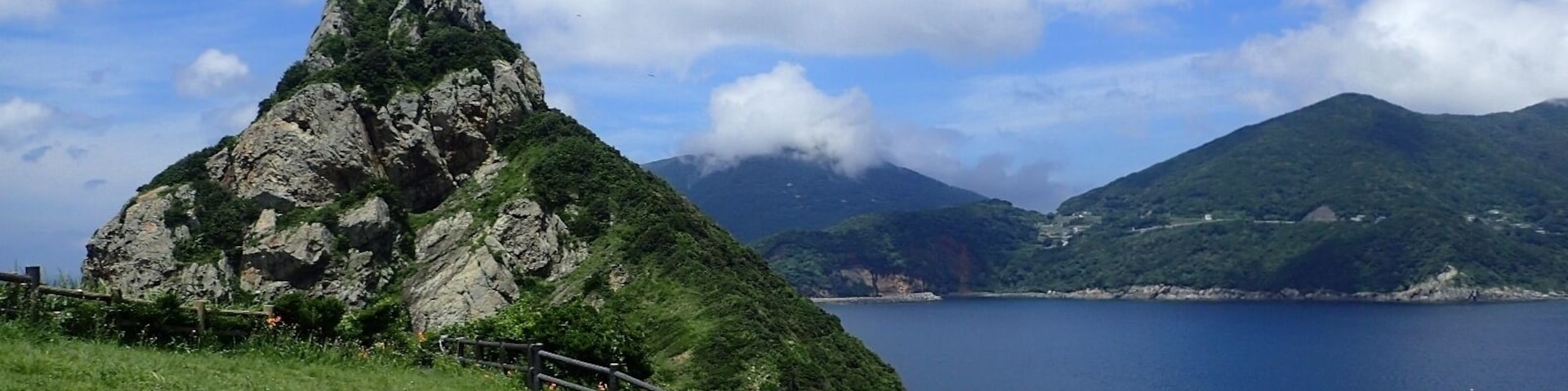 新上五島町網上郷・矢堅目(矢堅崎)から曽根火山赤岳(あかだき)断崖を望む。赤茶けた凝灰岩からなる赤岳断崖は長崎県天然記念物。