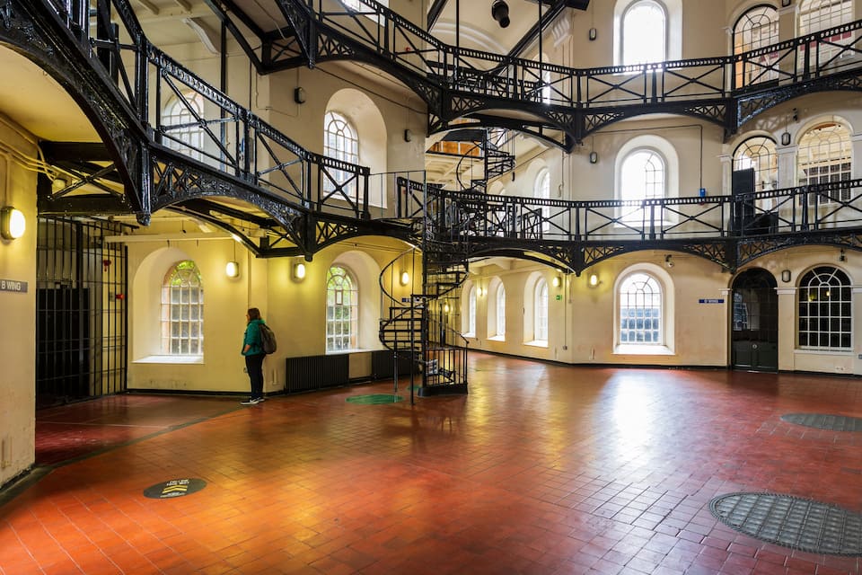 Ein geräumiger Innenhof mit einer Wendeltreppe, Bogenfenstern und einem gefliesten Boden.