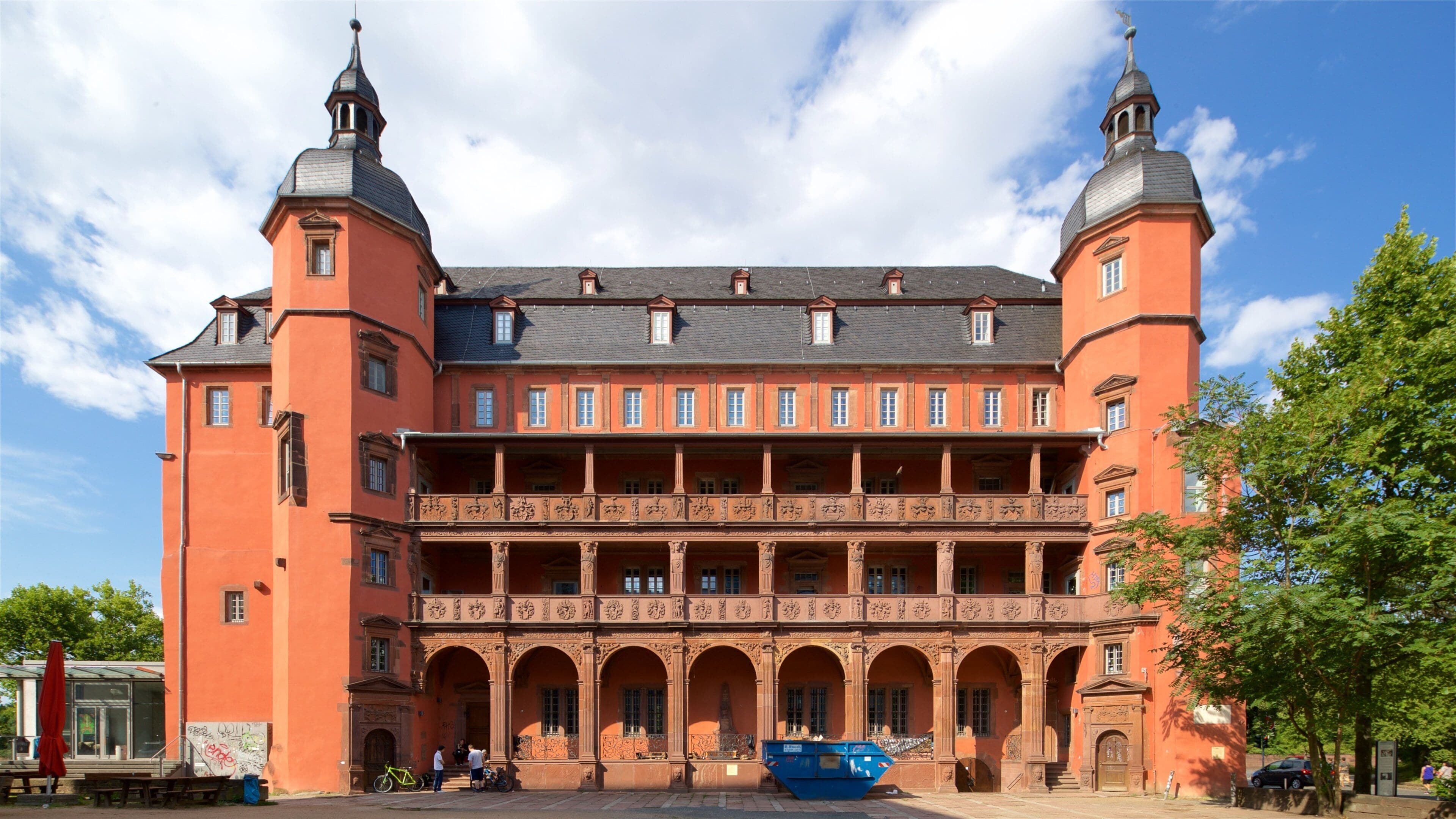 Buesing Palais som viser historisk arkitektur