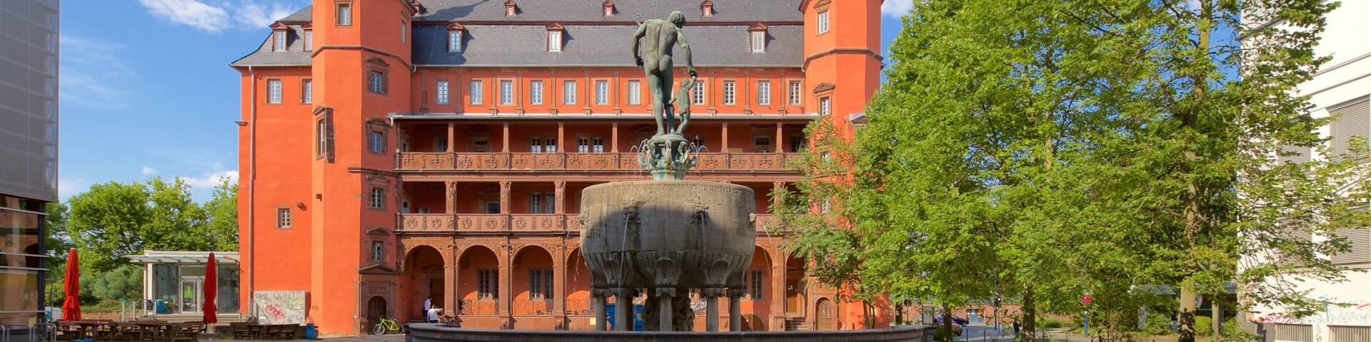 Buesing Palais featuring heritage architecture, a fountain and a statue or sculpture