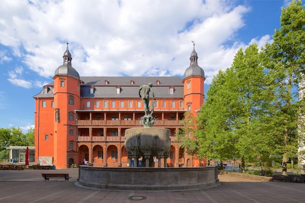 Palais de BĂŒsing qui includes patrimoine architectural, fontaine et statue ou sculpture