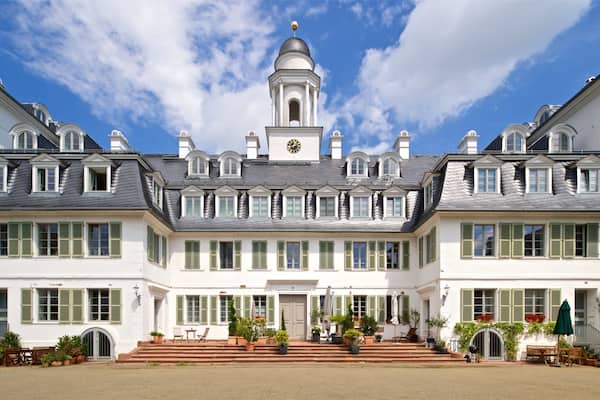 Rumpenheim Palace featuring heritage architecture