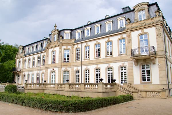 Isenburg Palace showing heritage architecture and a house