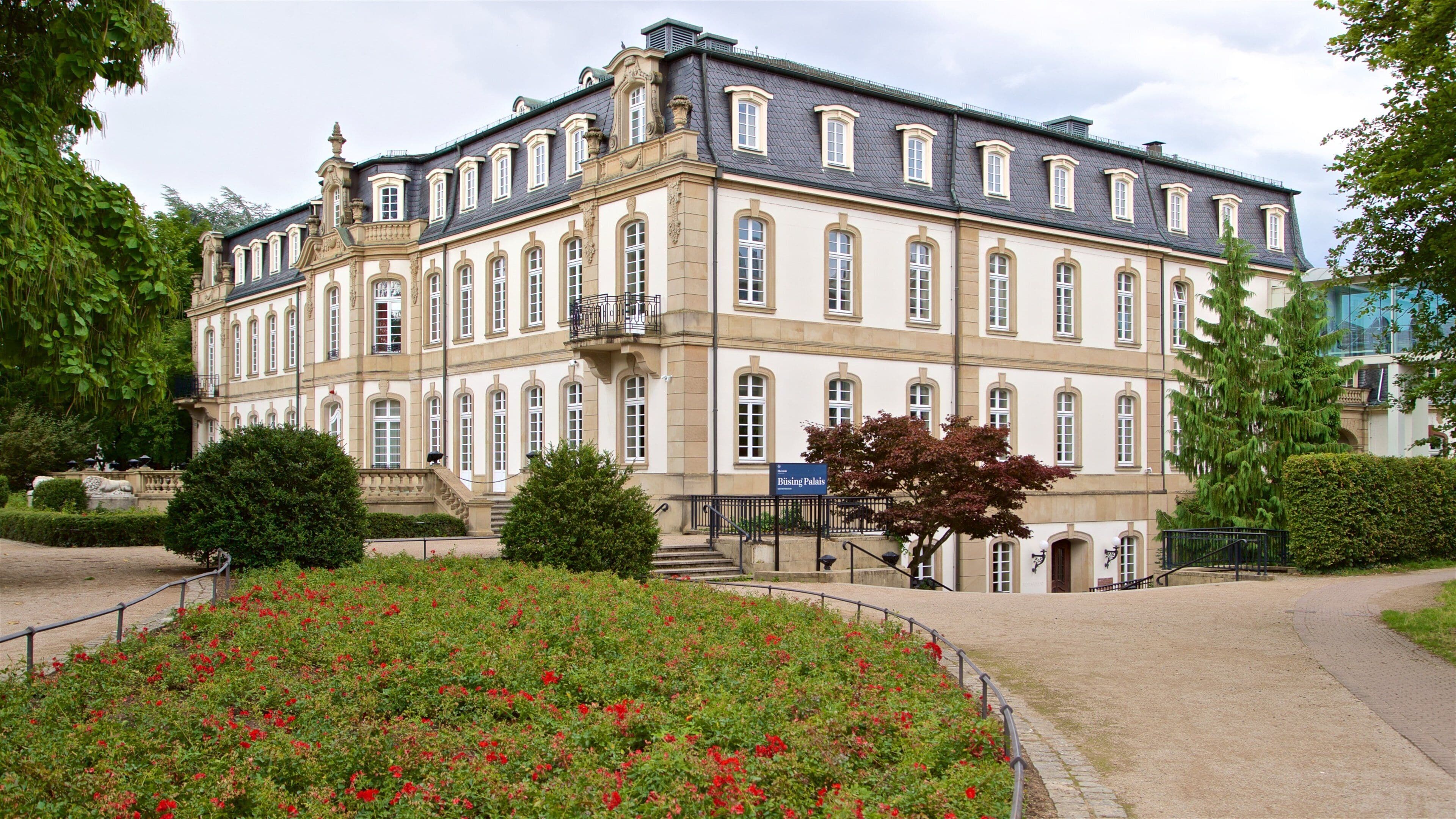 Isenburg Palace showing flowers, heritage architecture and a park