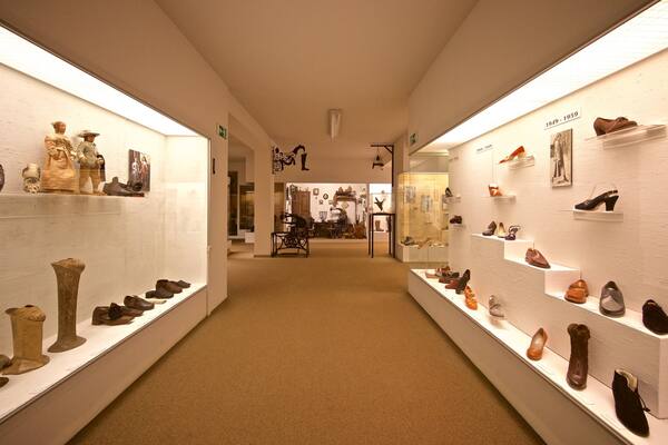 Deutsches Ledermuseum mit einem Geschichtliches und Innenansichten