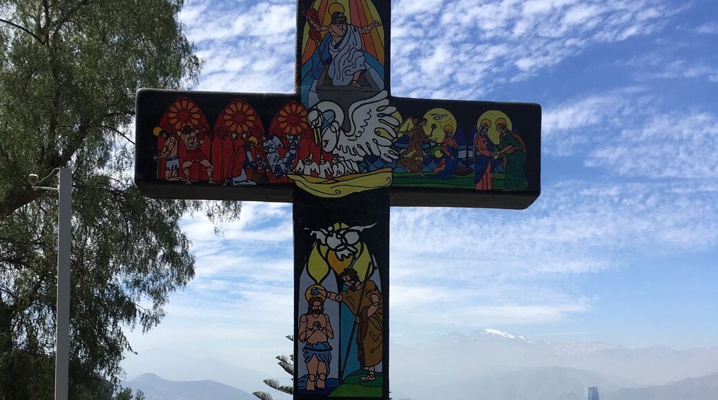 Fantastic panoramic view of Santiago. Walk up or take the funicular 🇨🇱