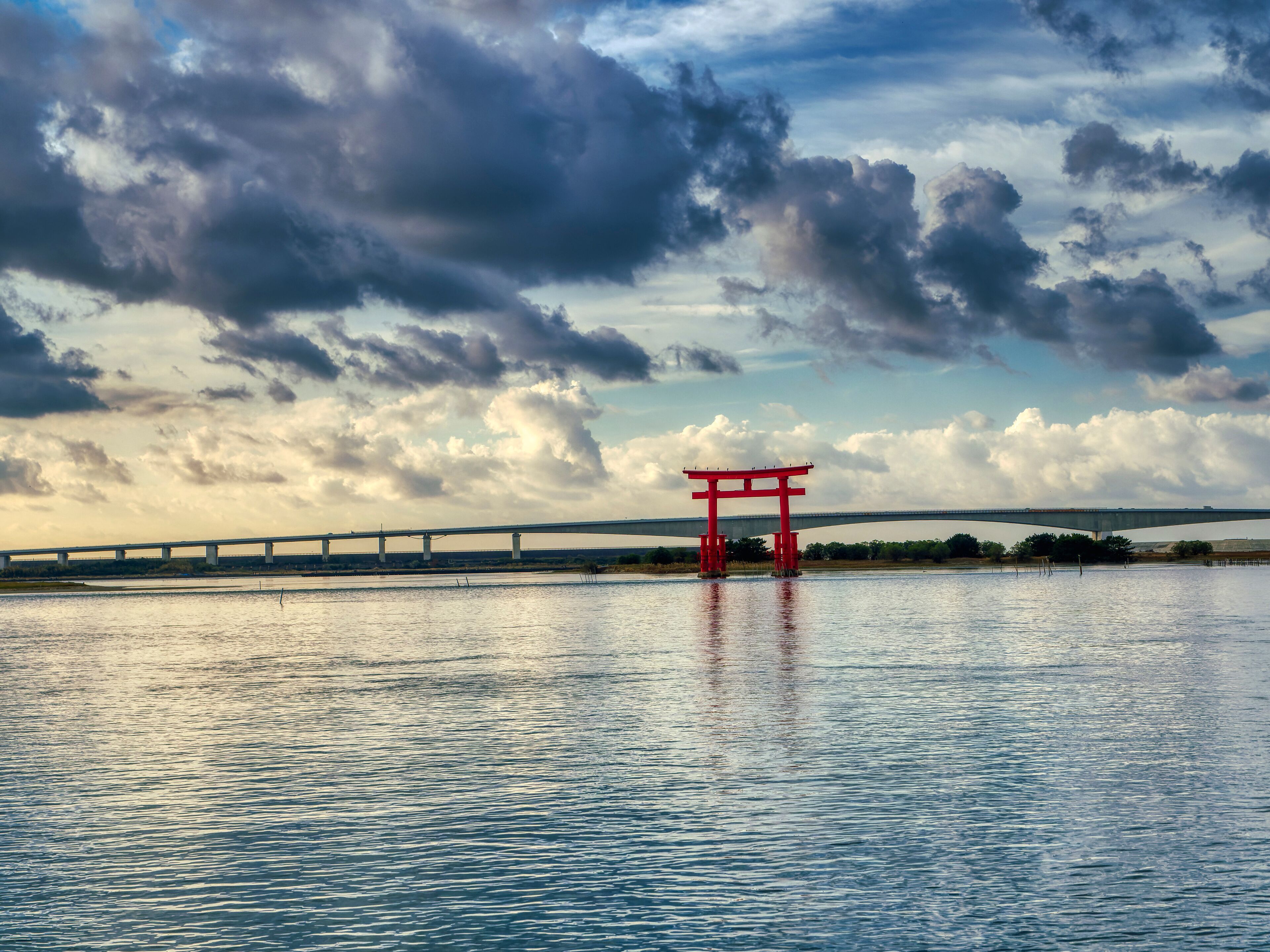浜名湖と赤鳥居の風景