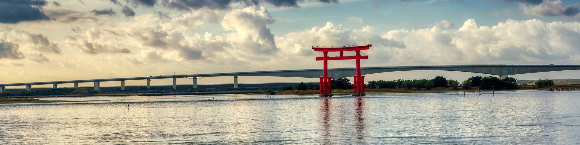 浜名湖と赤鳥居の風景
