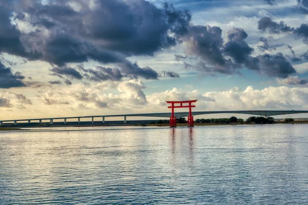 浜名湖と赤鳥居の風景