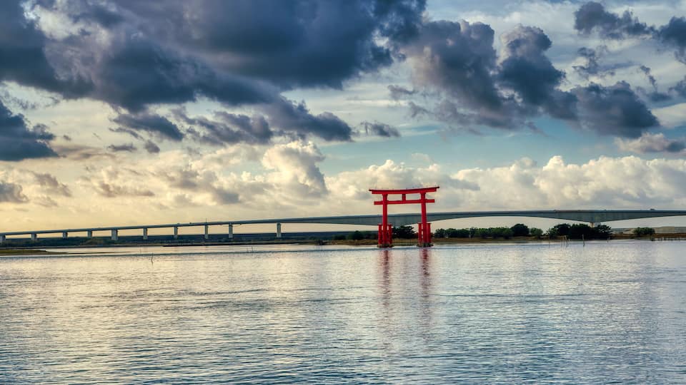 浜名湖と赤鳥居の風景