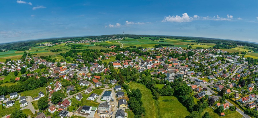 Panoramablick auf die Gemeinde Adelsried im Holzwinkel in Mittelschwaben