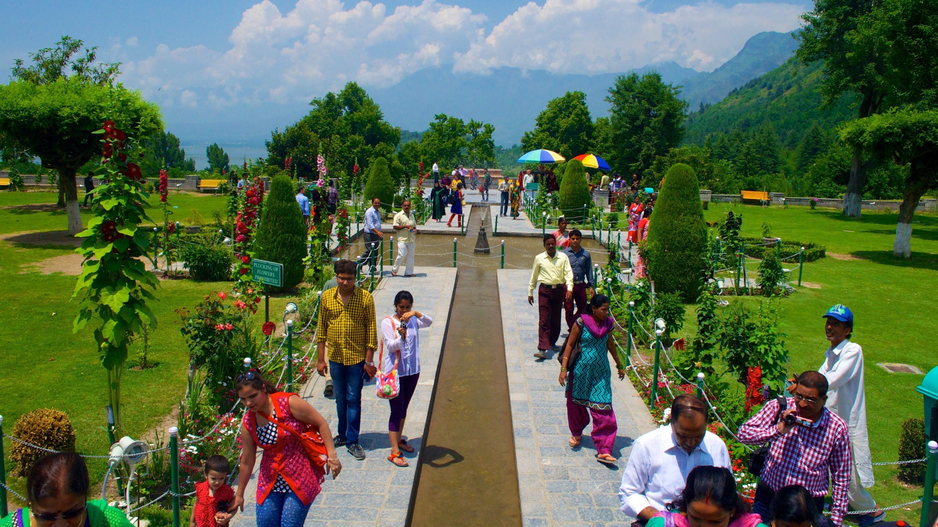 Chashma Shahi-hagen som viser park i tillegg til en stor gruppe med mennesker