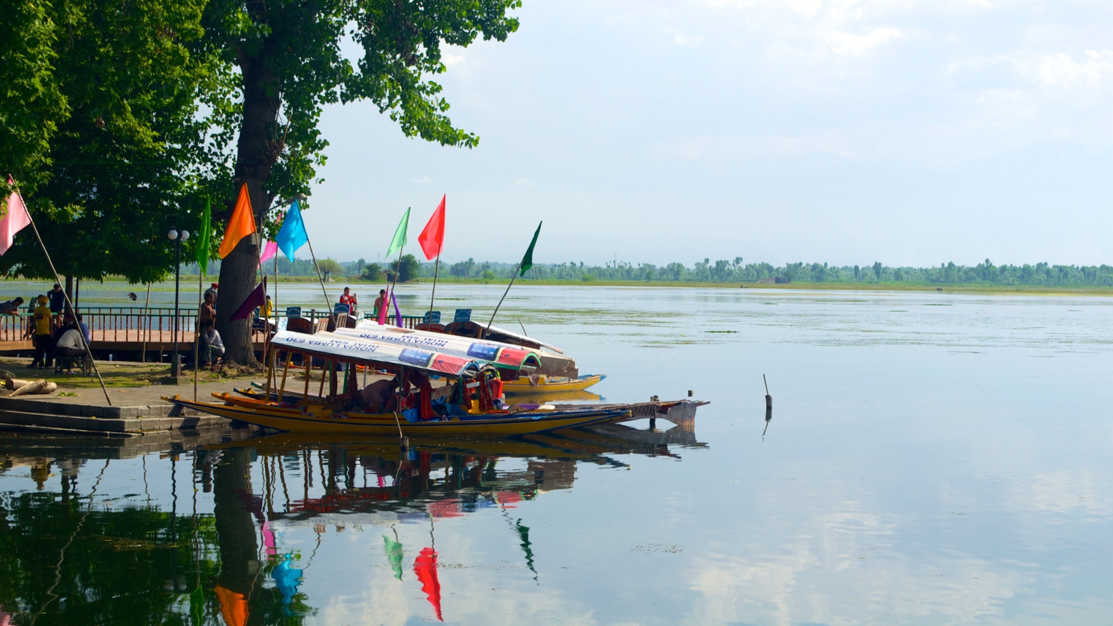 Jardins Mughal mostrando um rio ou córrego