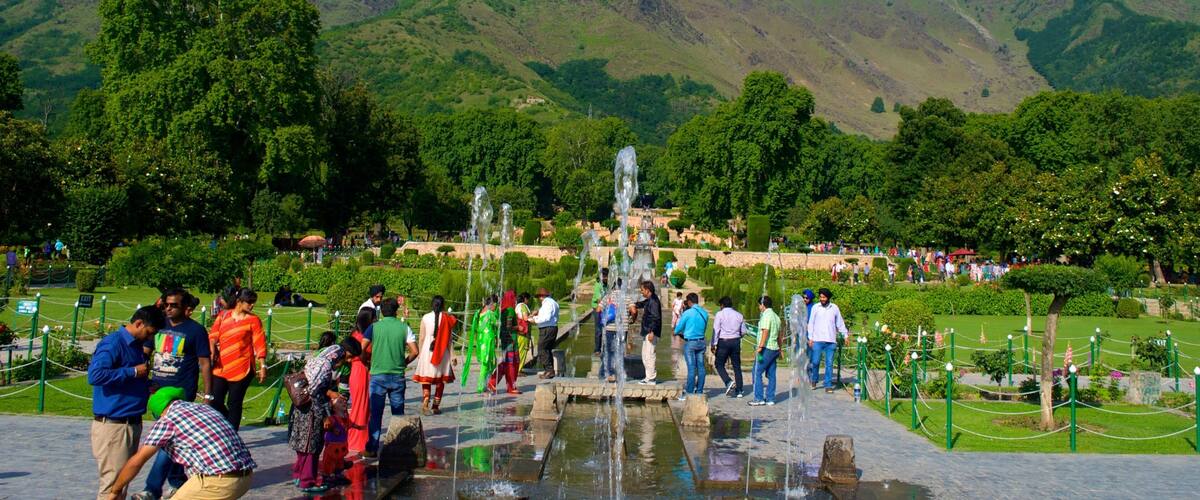 Mughal Gardens which includes a fountain and a garden as well as a large group of people