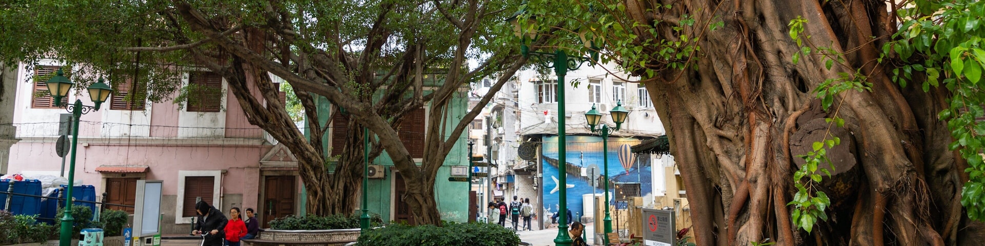 Lilau Square which includes a garden