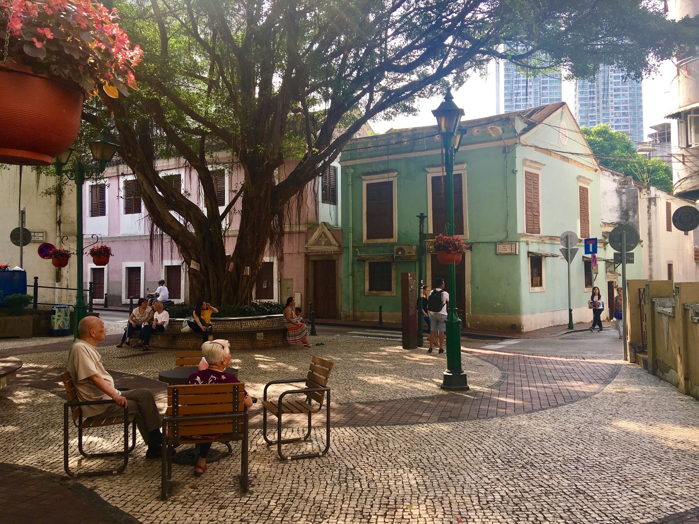 Lilau Square - A quaint spot for relaxation in the middle of Macau's historic centre. More pix & info on Macau: http://wp.me/p7CVI8-15p
#lilausquare #macau #china #portuguesearchitecture #cobblestone #cobblestonestreets #cotai #traveller #traveling #travelblogger #mariadasstheworld #iphonephotography