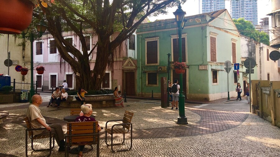 Lilau Square - A quaint spot for relaxation in the middle of Macau's historic centre. More pix & info on Macau: http://wp.me/p7CVI8-15p
#lilausquare #macau #china #portuguesearchitecture #cobblestone #cobblestonestreets #cotai #traveller #traveling #travelblogger #mariadasstheworld #iphonephotography