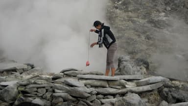 Boiling an egg in the heat from the sulphur outlets. It was hot and smelly down in the crater. But this was a unique experience because it came without all the precautions normally put in place for tourists - that's good and bad don't you think? #crater