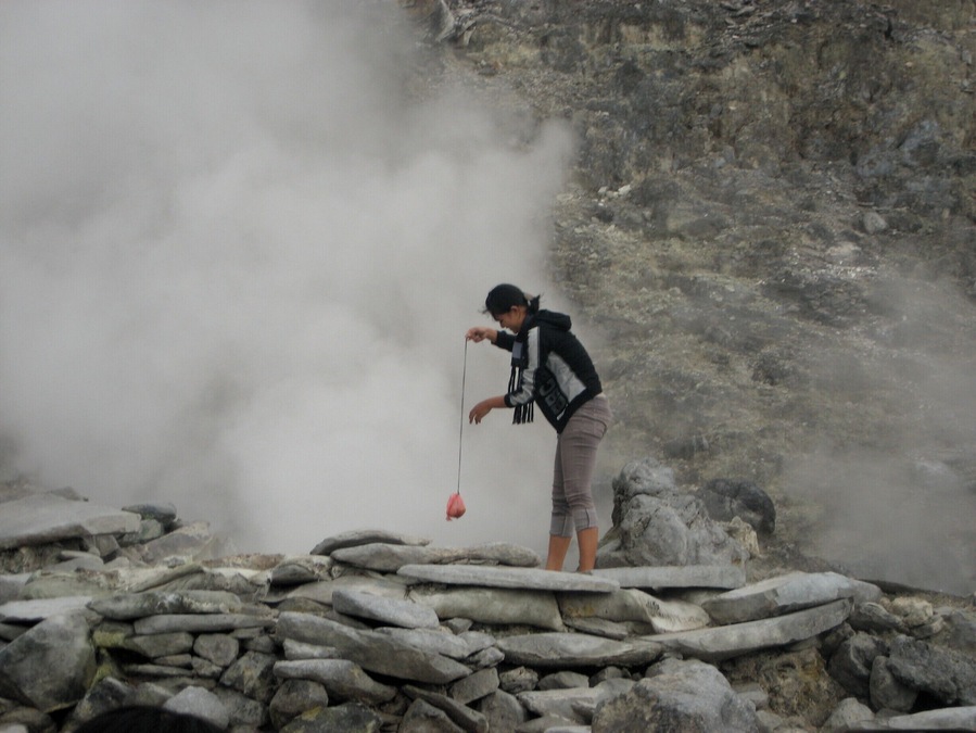 Boiling an egg in the heat from the sulphur outlets. It was hot and smelly down in the crater. But this was a unique experience because it came without all the precautions normally put in place for tourists - that's good and bad don't you think? #crater