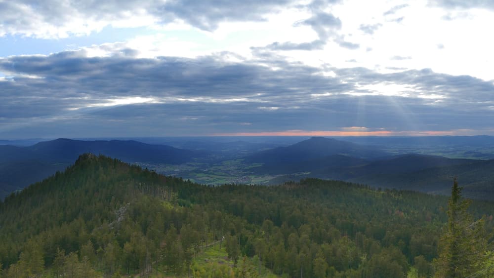 GroĂer Osser, Deutschland / Tschechien: Abendliches Panorama mit Blick auf den kleinen Osser sowie den Hohenbogen