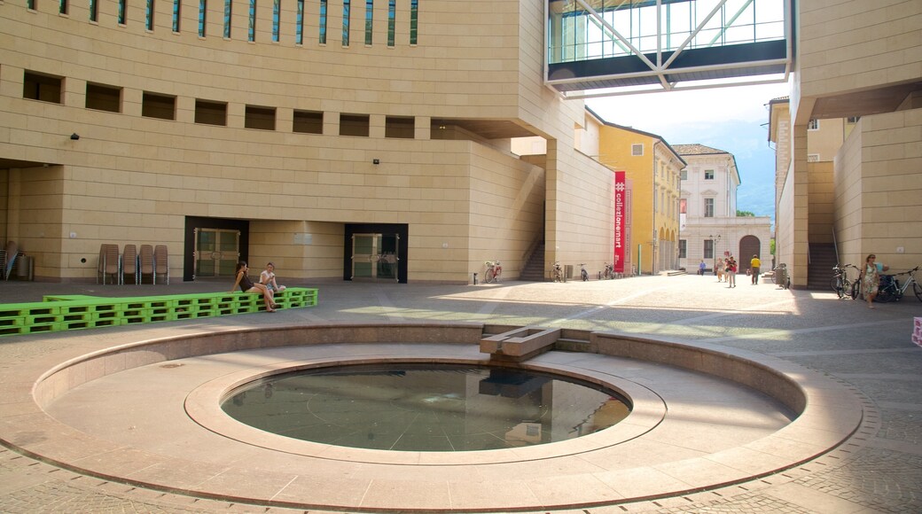 トレント ロヴェレート近現代美術館 表示 現代建築 と 池 及び 少数の人々