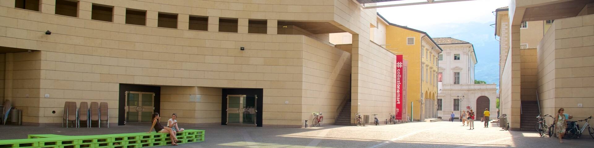 MART Museum für moderne und zeitgenössische Kunst mit einem Teich und moderne Architektur sowie kleine Menschengruppe