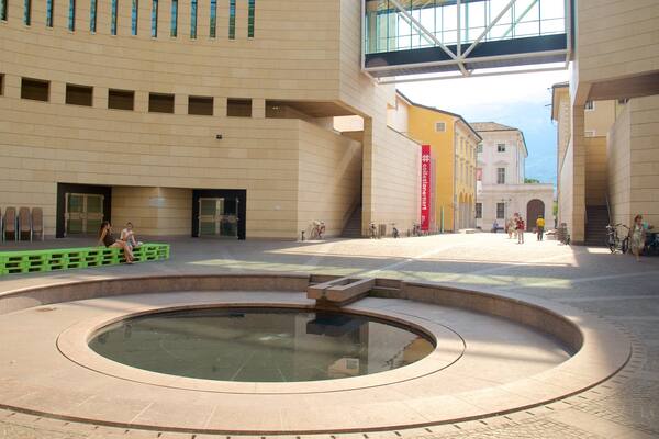 トレント ロヴェレート近現代美術館 表示 現代建築 と 池 及び 少数の人々