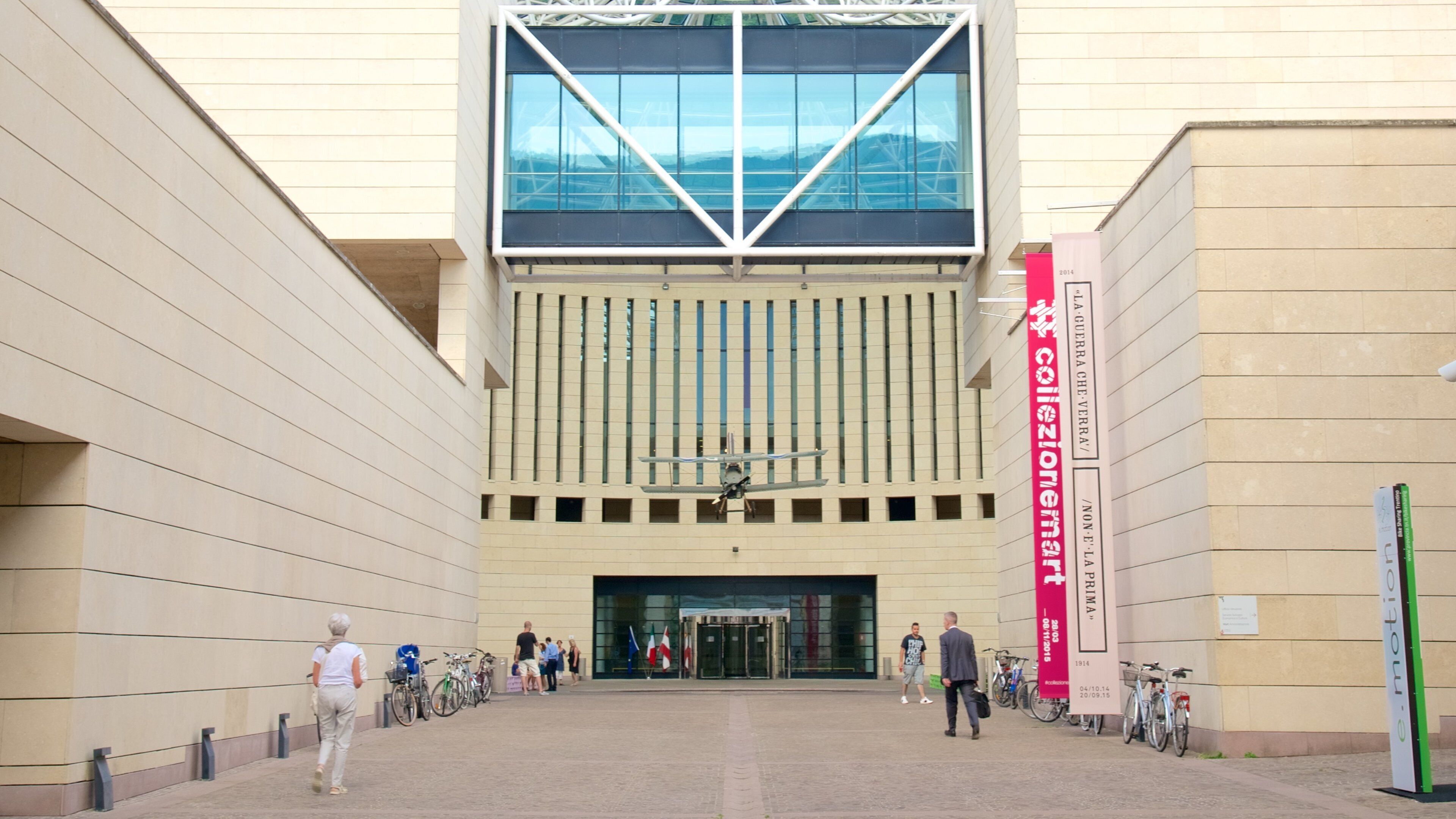 พิพิธภัณฑ์ศิลปะสมัยใหม่และศิลปะร่วมสมัย เนื้อเรื่องที่ ป้าย และ สถาปัตยกรรมสมัยใหม่