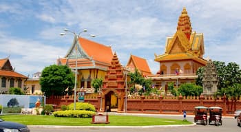 Wat Ounalom which includes heritage elements and a temple or place of worship