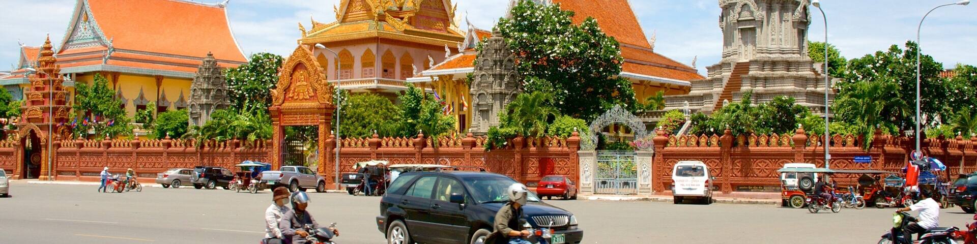 Wat Ounalom which includes a temple or place of worship and heritage elements