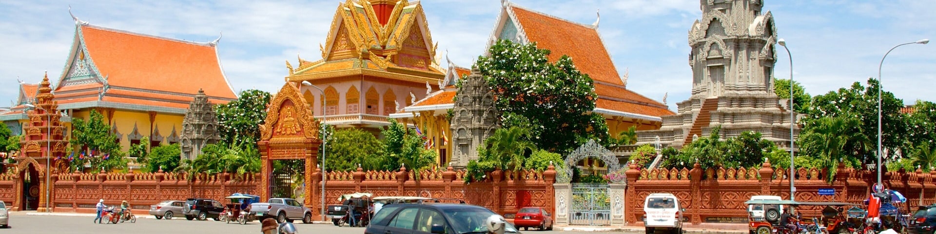 Wat Ounalom which includes a temple or place of worship and heritage elements
