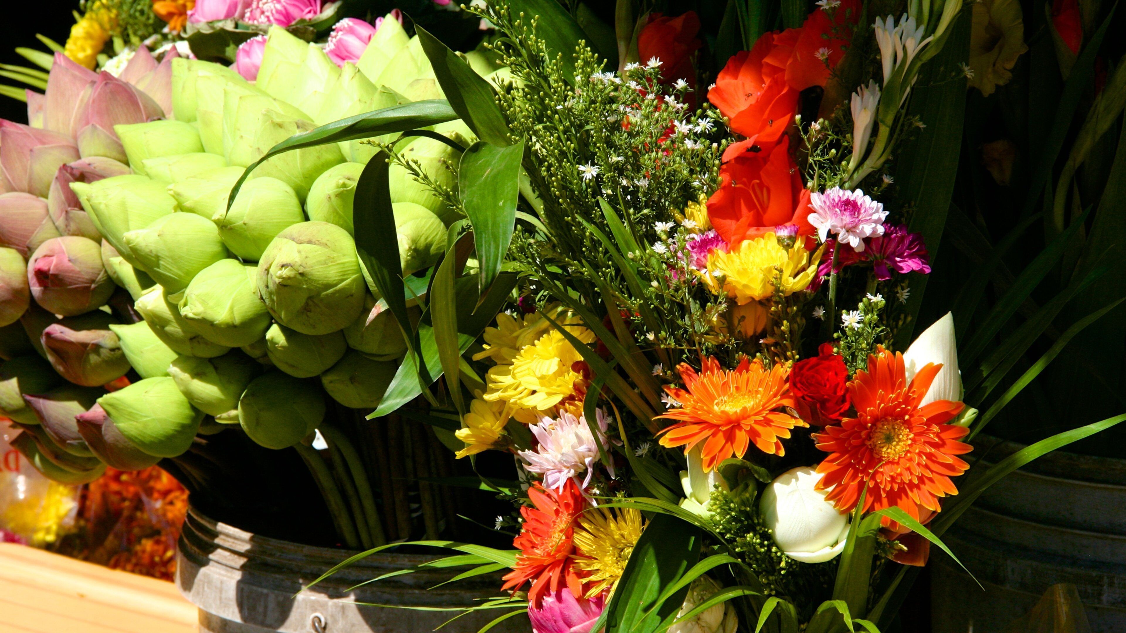 Old Market showing flowers
