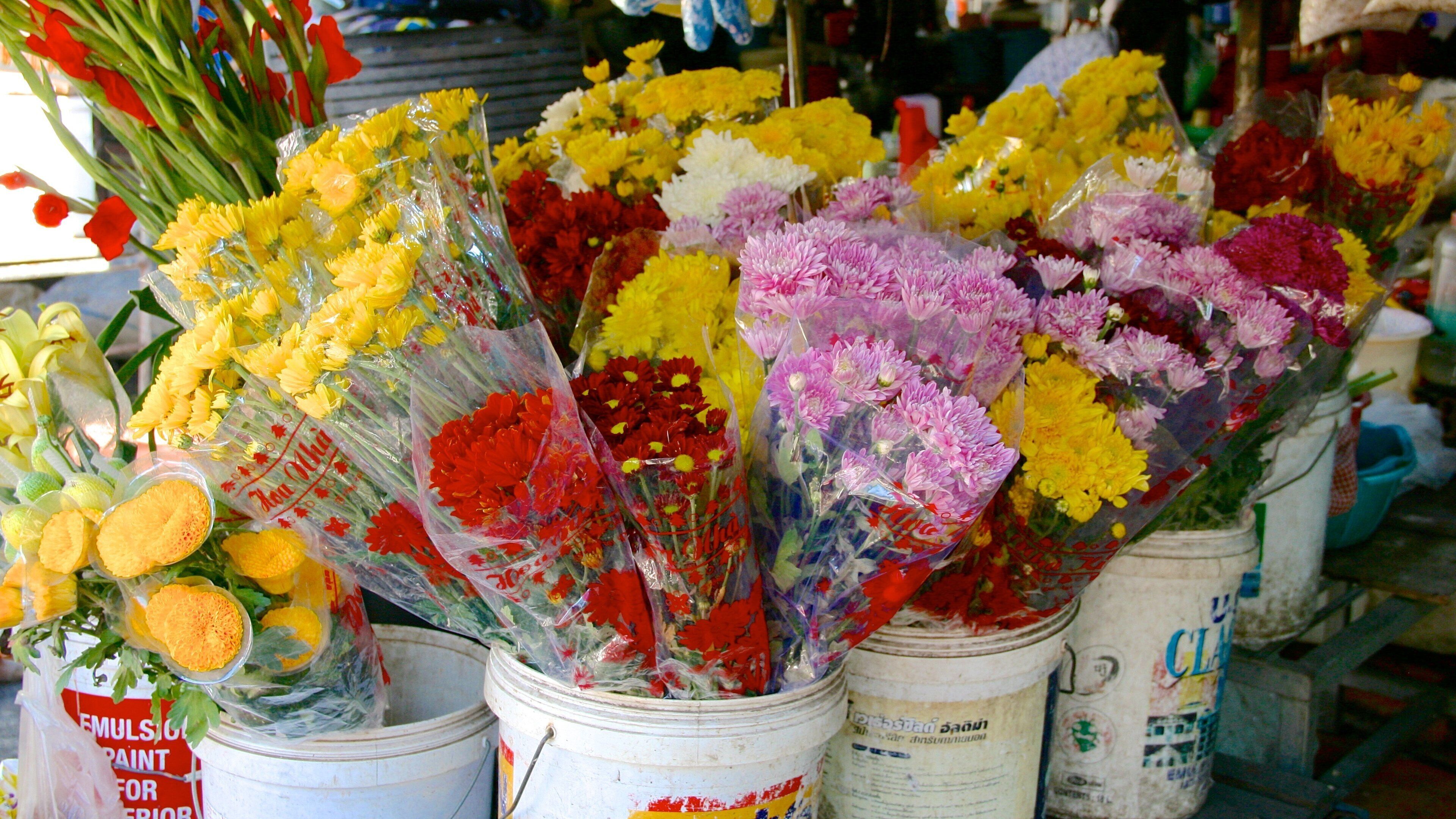 Kandal Market featuring flowers