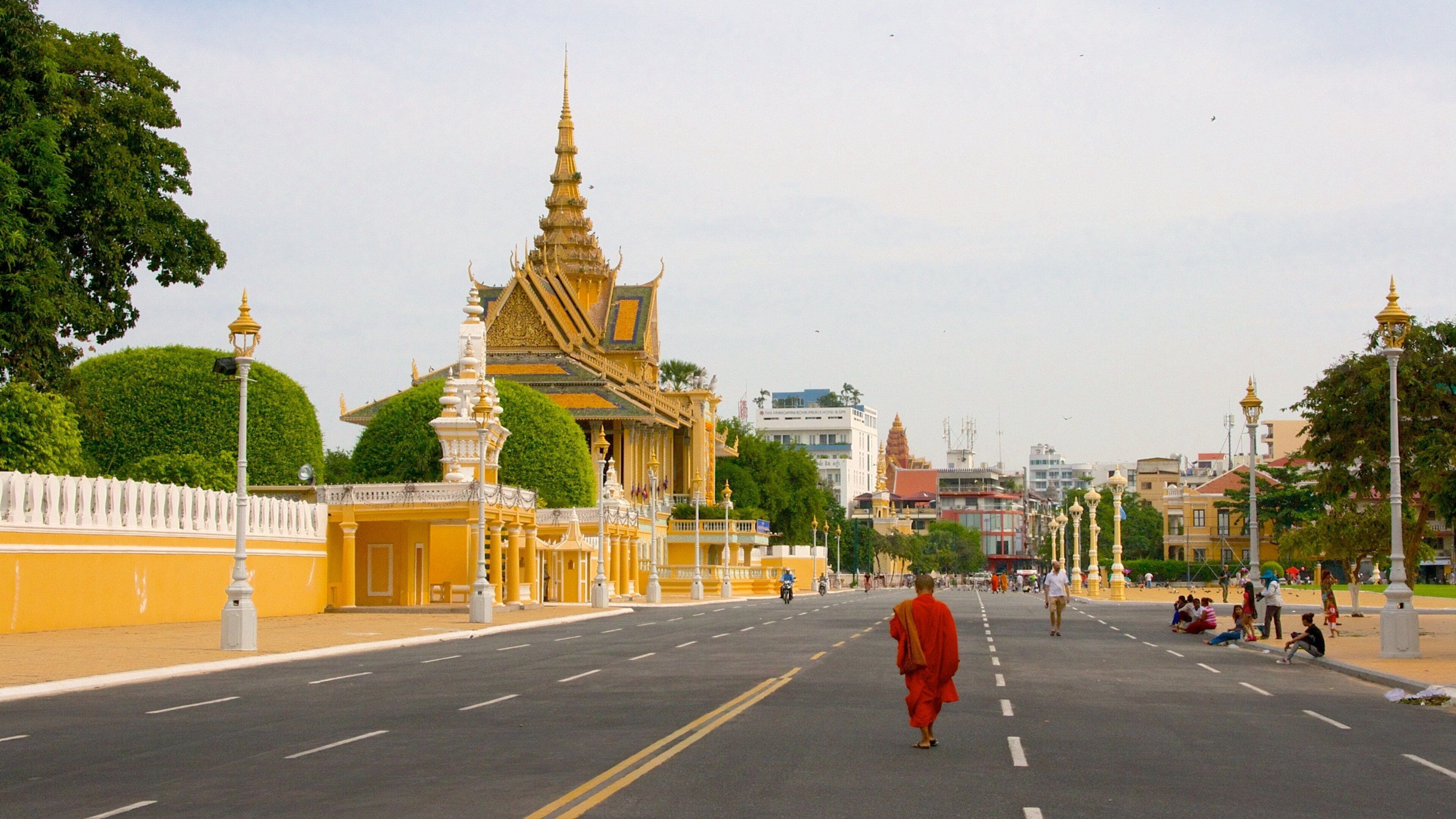 Royal Palace showing a city, heritage elements and chateau or palace