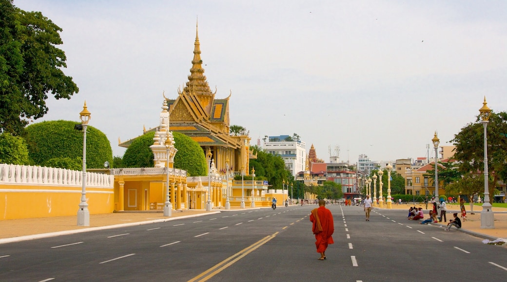 Royal Palace showing a city, heritage elements and chateau or palace