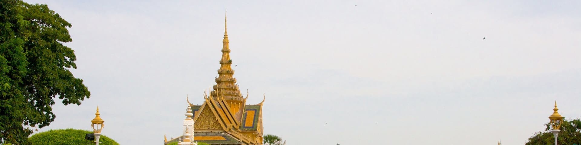 Royal Palace showing a city, heritage elements and chateau or palace