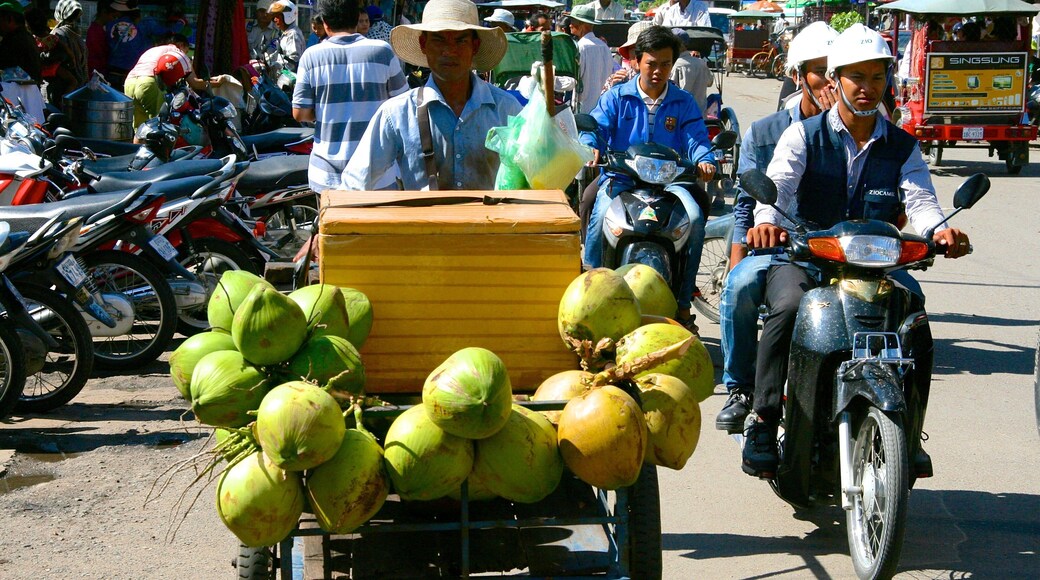 Mercado de Kandal ofreciendo comida y paseos en moto y también un pequeño grupo de personas